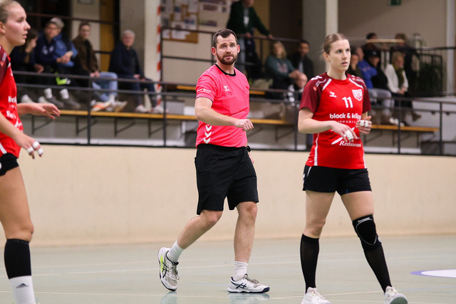 Handball I Damen I Saison 2025-2026 I Verbandsliga Süd I HSG Kalkberg 06 - MTV Dänischenhagen I 14.12.2025.25 | Malte Jürs (Schiedsrichter) - Realisiert mit Pictrs.com