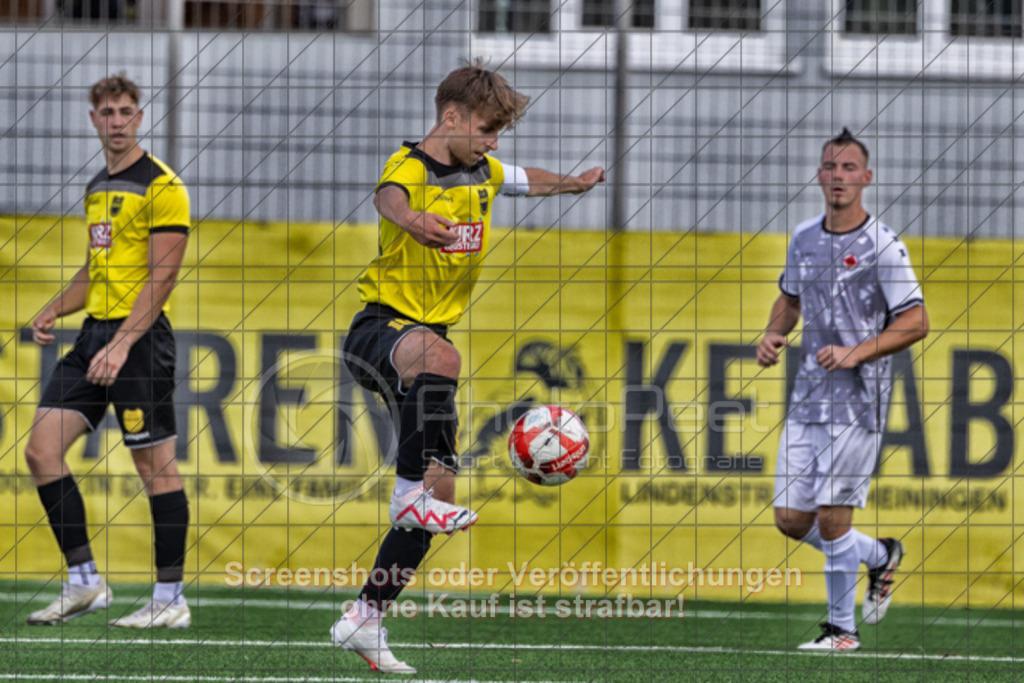 20250824_131528_0299-Bearbeitet | #,1.FC Heiningen II (gelb) vs. 1.Göppinger SV III (weiß), Fußball, Kreisliga B7 - Bezirk Neckar/Fils, 01. Spieltag, Saison 2025/2026, Kunstrasenplatz Sportzentrum Heiningen, Krautgarten 1, 73092 Heiningen, 24.08.2025 - 13:00 Uhr,Foto: PhotoPeet-Sportfotografie/Peter Harich