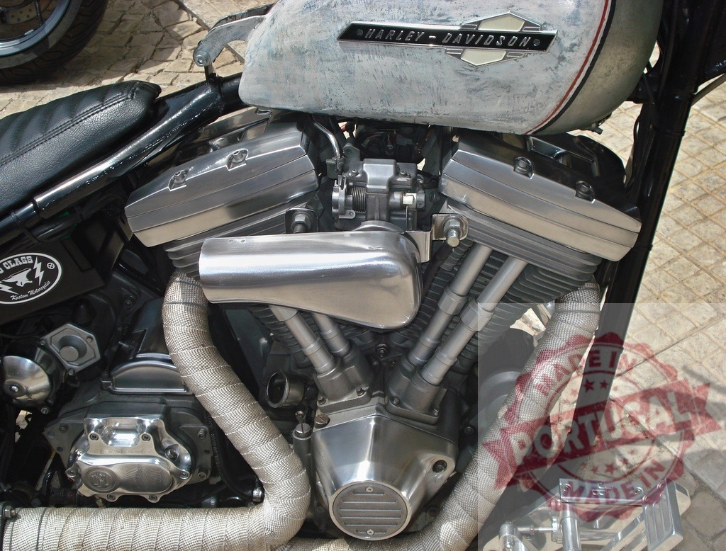 Harley-Davidson V-twin engine with weathered tank | Custom built Harley-Davidson V-twin engine with exhaust wrap and aged fuel tank - Realisiert mit Pictrs.com
