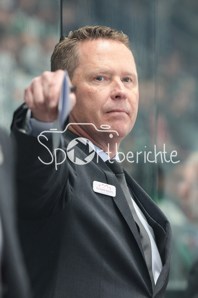Augsburger Panther - Grizzlys Wolfsburg | Wolfsburg Trainer Michael STEWART in Aktion