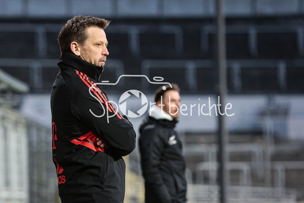 FC Bayern Amateure - FC Augsburg II | Bayern Trainer Holger SEITZ in Aktion / Freisteller / Einzelfoto