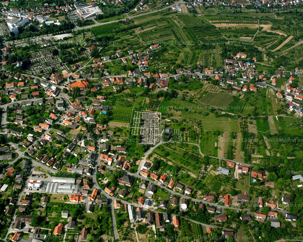 2526055 | BüHL 01.08.2005 Ortsansicht am Rande von landwirtschaftlichen Feldern und Nutzflächen  in Bühl im Bundesland Baden-Württemberg, Deutschland // Village view on the edge of agricultural fields and land  in Bühl in the state Baden-Wuerttemberg, Germany Foto: Gerhard Launer