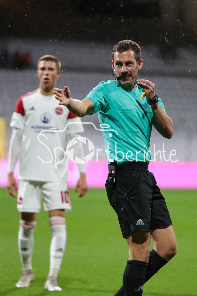 FC Bayern Amateure - 1. FC Nuernberg II | Schiedsrichter Manuel Steigerwald in Aktion
