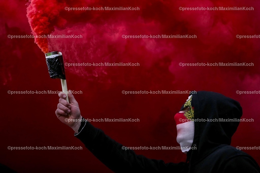 DFB05022502218 | 05.02.2025, Fußball, DFB-Pokal Viertelfinale, Bayer 04 Leverkusen - 1.FC Köln, BayArena, Saison 2024 2025: Ultras in der Nordkurve zünden bei ihrer Choreografie Choreo Pyrotechnik rauchtopf Rauchtöpfe NebelwerferDFB regulations prohibit any use of photographs as image sequences and or quasi-video.