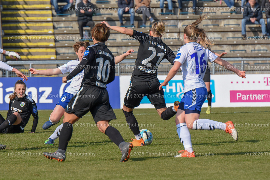 Fussball-BL Frauen 1. FFC Frankfurt vs. FF USV Jena | Yokoyama Kumi #10 (1.FFC Frankfurt), Crnogorcevic Ana-Maria #21 (1.FFC Frankfurt) am Ball , Luca Graf #16 (FF USV Jena); Fussball-BL Frauen 1. FFC Frankfurt vs. FF USV Jena, Fussball-Bundesliga Frauen am 25.03.2018 im Stadion am Brentanobad in Frankfurt/Main, (Deutschland) - Realisiert mit Pictrs.com