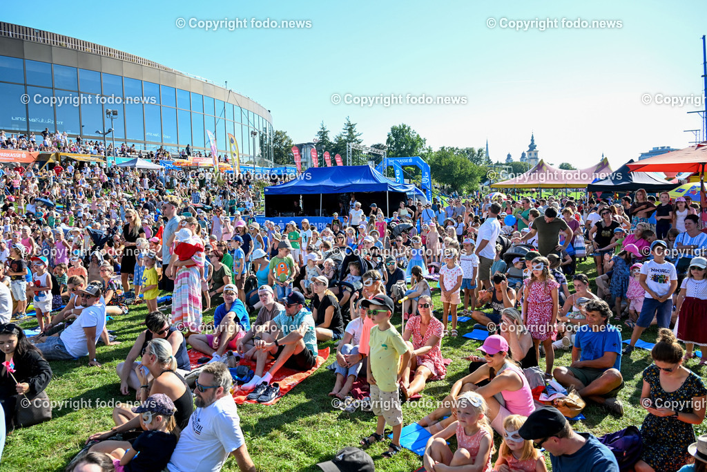 Kinderklangwolke Linz 2023_ 10.09.2023-20 | 10.09.2023, Donaulaende Linz, AUT, Kinderklangwolke 2023, im Bild Kinderklangwolke, Buehne, Zuschauer