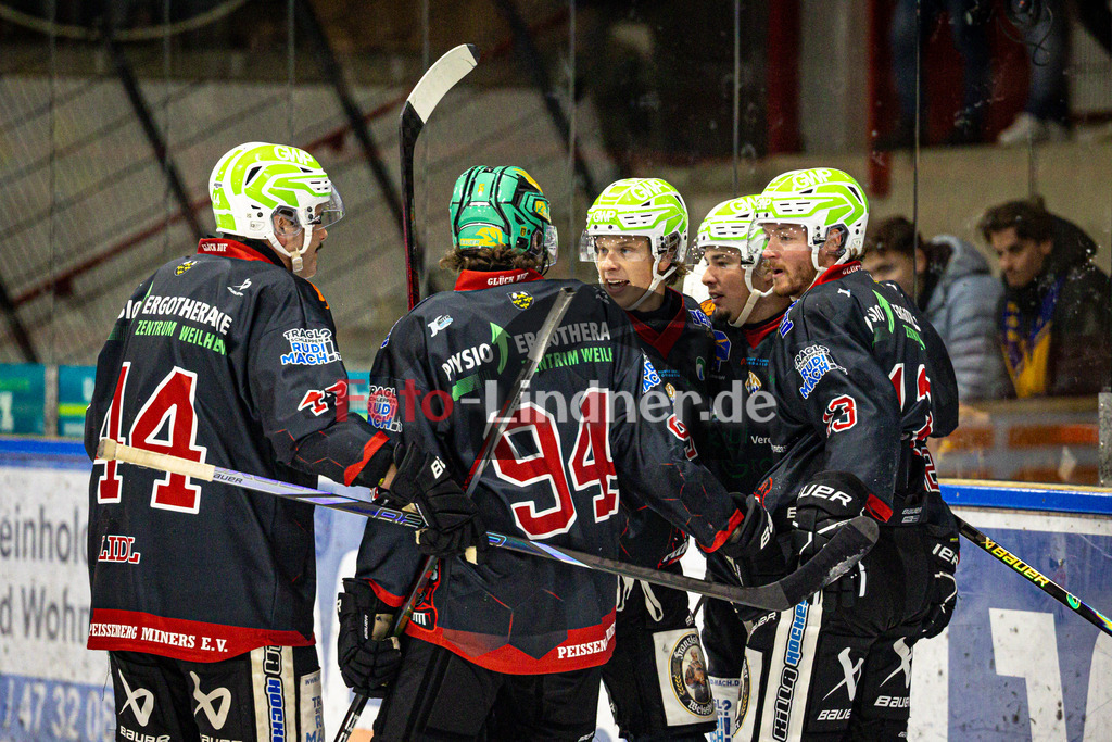 Peißenberg MINERS gegen EHC Waldkraiburg "Die Löwen" | Eishockey Bayernliga 2025/26, Peißenberg MINERS gegen EHC Waldkraiburg "Die Löwen", 20251012,Torjubel, Tor Sinan ONDÖRTOGLU (MINERS 22),2025-10-12 in Peißenberg (flatbuy Arena Peißenberg), Ryan MURPHY (MINERS 15), Sinan ONDÖRTOGLU (MINERS 22), Weiland PARRISH (MINERS 13)Copyright: WolfgangxLindner www.foto-lindner.de