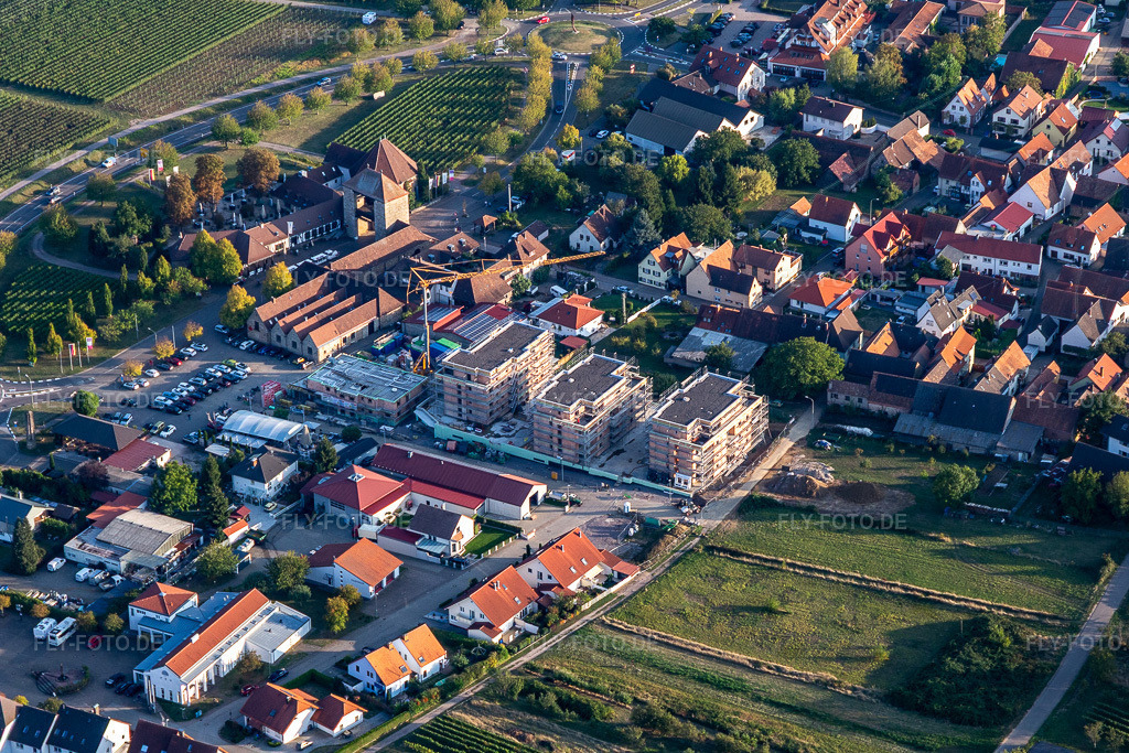 Luftbild: Neubau-Baustelle an der Sylvanerstr im Ortsteil Schweigen in Schweigen-Rechtenbach im Bundesland Rheinland-Pfalz in Deutschland. Foto: IMG_123238.jpg vom 30.09.2020 durch Werner Riehm/FLY-FOTO.de