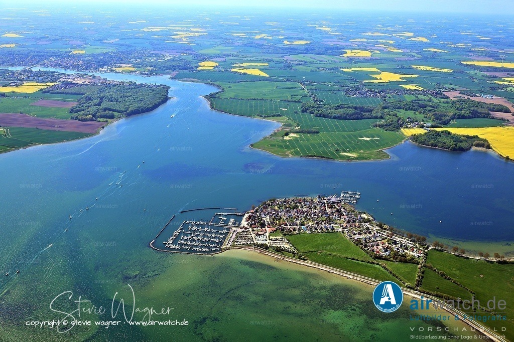Luftbilder Ostseefjord Schlei, Maasholm, Port Olpenitz, Schleimünde | Die Sanierungsarbeiten nach der Sturmflut sind abgeschlossen. Alle Stege wurden 2024 erneuert, inklusive neuer Stromsäulen und Heckpfähle. Der Hafen ist voll funktionsfähig und für die Saison 2025 gut vorbereitet. Der Verein Yachthafengemeinschaft Maasholm e.V. fördert die Gemeinschaft der Wassersportler und arbeitet eng mit der Gemeinde zusammen.