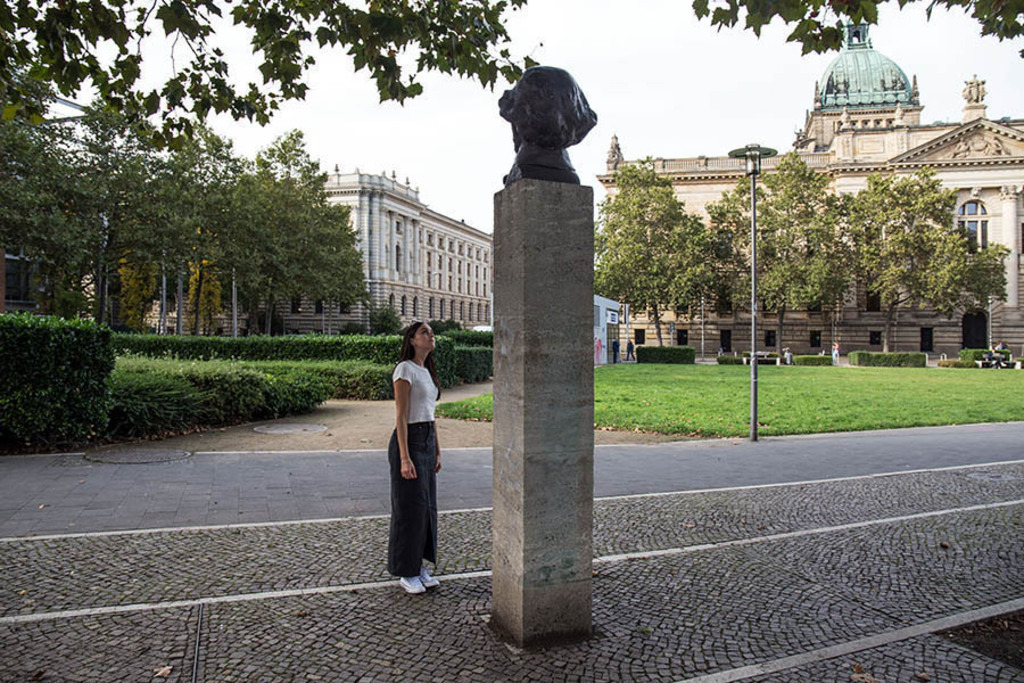 Foto: Leipzig - Mendelssohn-Büste auf einer Stele | Das Team hinter BILDLEXIKON LEIPZIG bündelt historische wie aktuelle Informationen über die Stadt Leipzig in Text und Bild auf einer Plattform und stellt diese der interessierten Öffentlichkeit zur Verfügung.