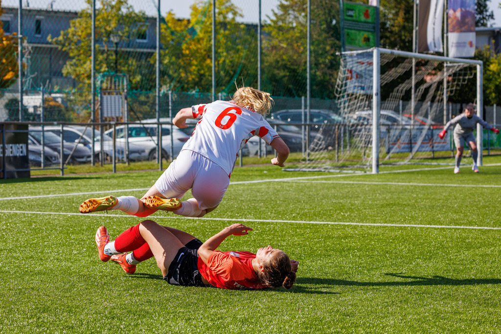 FCHHÜT_251003_4023 | 1.FC Heidenheim 1846 II vs. TSV Hüttlingen, Fußball, Frauen, Bezirkspokal, 2025/2026, 1.Runde, 03.10.2025 in Mergelstetten, Sportplatz 2(Foto: Michael Bulling) - Realisiert mit Pictrs.com