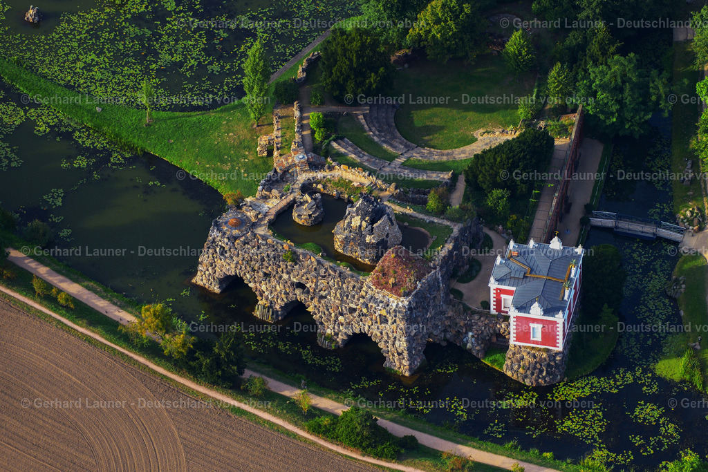 3293830 | ORANIENBAUM-WöRLITZ 2012 Insel Stein im UNESCO-Kulturerbe- Park des Dessau-Wörlitzer Gartenreiches in Wörlitz im Bundesland Sachsen-Anhalt. Das Gesamtbauwerk wird durch Felsengänge, Grotten, Tempel, Kolumbarium, Amphitheater, Villa Hamilton u.v.a. mehr gebildet. // Venus temple in the UNESCO Cultural Heritage Park of Dessau-Woerlitz Garden Kingdom in Woerlitz in Saxony-Anhalt. Foto: Gerhard Launer