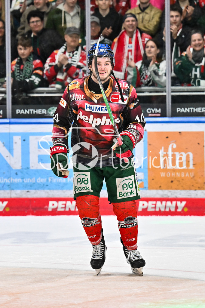 Augsburger Panther - Dresdner Eislöwen | AUGSBURG, DEUTSCHLAND - 06. MÄRZ: die Spieler der Panther feiern zusammen mit den Fans den Heimsieg gegen Dresden nach dem Match zwischen den Augsburger Panthern und den Dresdner Eislöwen am 49. Spieltag der Penny DEL im Curt Frenzel Stadion / D. J. BUSDEKER (Augsburger Panther 14)