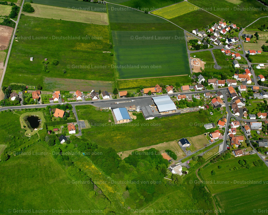 2615819 | WALLENROD 09.06.2006 Ortsansicht am Rande von landwirtschaftlichen Feldern und Nutzflächen  in Wallenrod im Bundesland Hessen, Deutschland // Village view on the edge of agricultural fields and land  in Wallenrod in the state Hesse, Germany Foto: Gerhard Launer