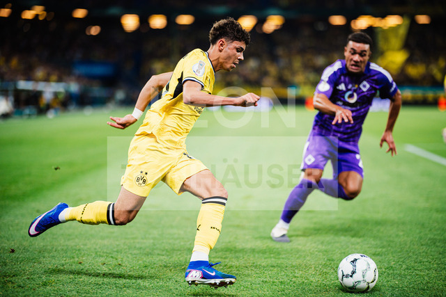 DFB-Pokal: HEBC - Borussia Dortmund, 01.09.2026 | Samuele Inacio (Borussia Dortmund, 40) am Ball; Fußball, DFB-Pokal, 1. Runde: HEBC vs. Borussia Dortmund am 01.09.2026 im Volksparkstadion, HamburgDFB REGULATIONS PROHIBIT ANY USE OF PHOTOGRAPHS AS IMAGE SEQUENCES AND/OR QUASI-VIDEO. - Realisiert mit Pictrs.com