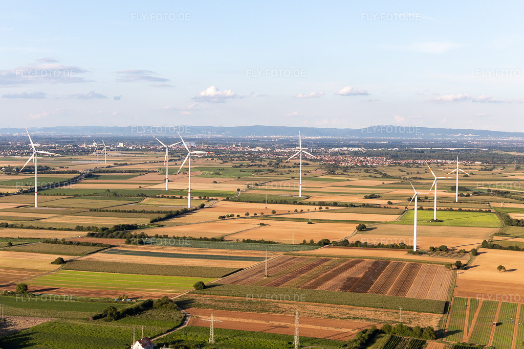 Luftbild: Windkraftanlagen im Ortsteil Heiligenstein in Römerberg im Bundesland Rheinland-Pfalz in Deutschland. Foto: IMG_116791.jpg vom 14.08.2019 durch Werner Riehm/FLY-FOTO.de
