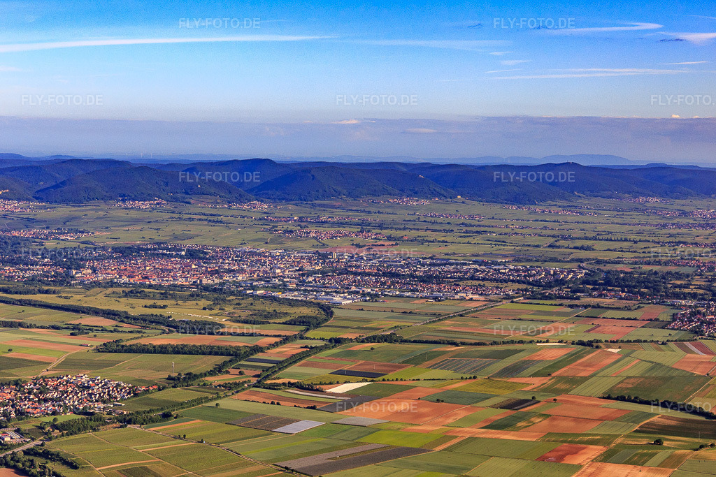 Luftbild: Ortsansicht von Süden im Ortsteil Queichheim in Landau im Bundesland Rheinland-Pfalz in Deutschland. Foto: IMG_132229.jpg vom 28.05.2022 durch Werner Riehm/FLY-FOTO.de