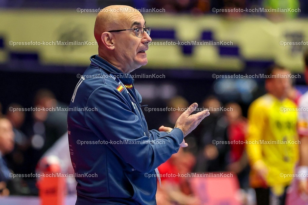 EHF17012601005 | 17.01.2026, Handball, Men's EHF EURO 2026, Österreich - Spanien, Jyske Bank Boxen in Herning, Dänemark, Preliminary Round: Headcoach Jordi Ribera Romans (Espania #hc) gestikulierend am Spielfeldrand  