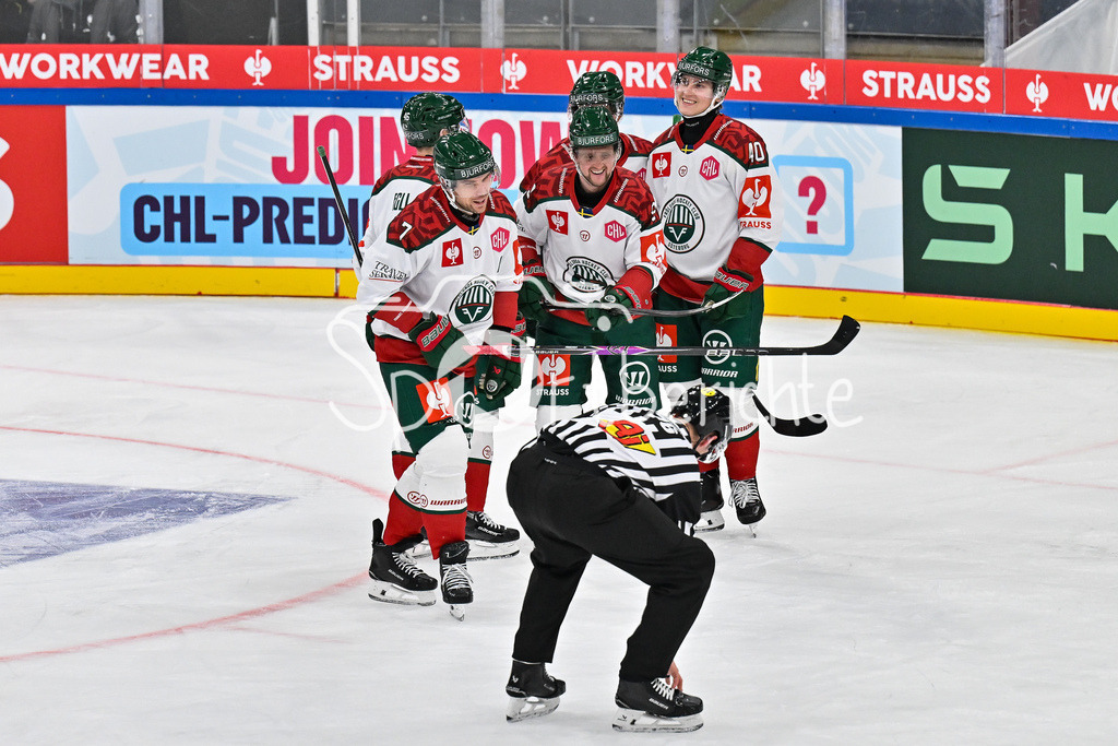 ERC Ingolstadt - Frölunda HC | INGOLSTADT, GERMANY - 02. DECEMBER: Jubel der Schweden nach dem Treffer zum 1-2 durch Henrik TÖMMERNES (Frölunda Gothenburg 7) / Tor / Torschuetze / Freude / Happy beim Match zwischen dem ERC Ingolstadt und Frölunda HC beim Hinspiel im Viertelfinale der Champions Hockey League in der Saturn Arena