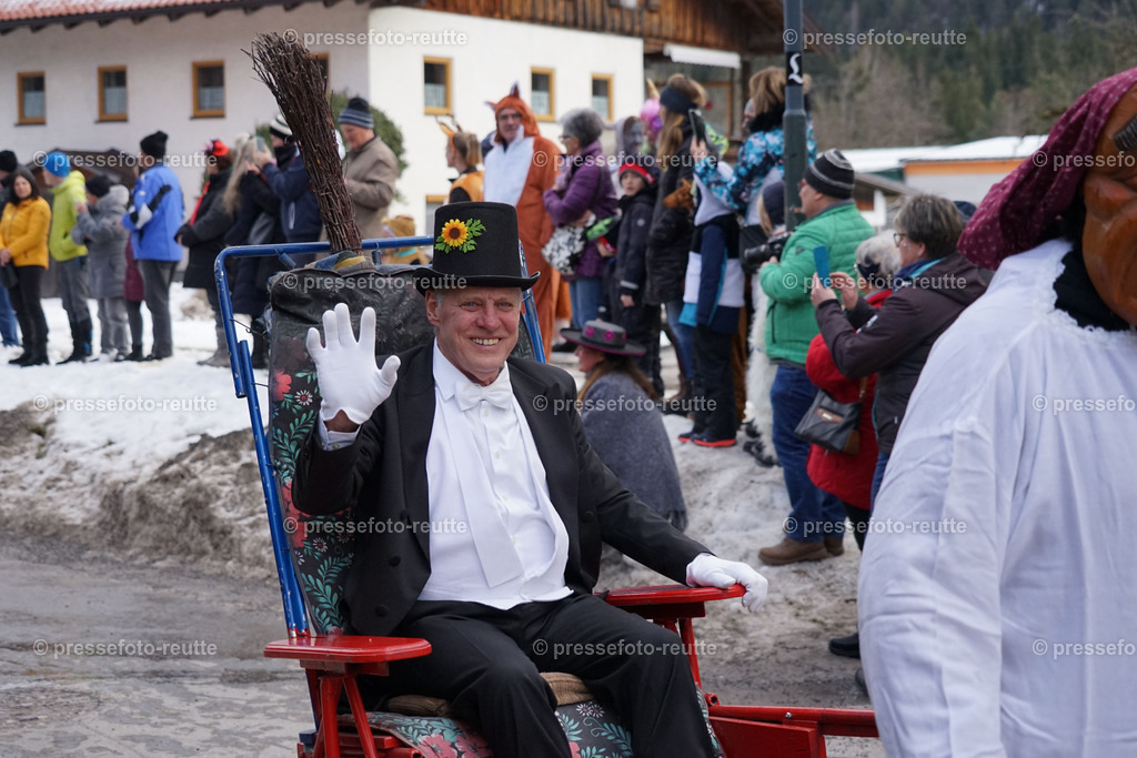 news-2023-Feb11-Fasching-Weissenbach-DSC01657 | Info aus dem Bezirk Reutte/Ausserfern Tirol sowie eine umfangreiche Bilddatenbank über die gesamte Region: Lechtal, Talkessel Reutte, Tannheimertal, Zwischentoren. Lech, Plansee, Zugspitze, Grenztunnel, B179, Fernpassstraße, Verkehr, Lawinen, Tradition, - Realisiert mit Pictrs.com