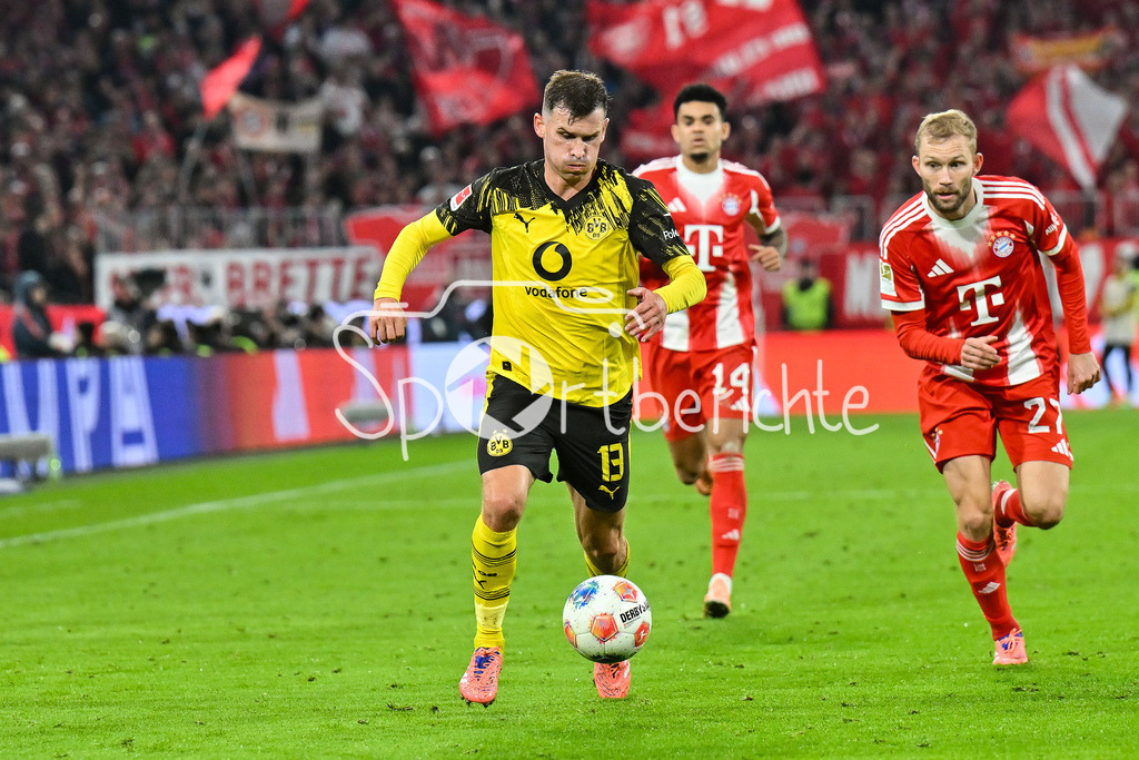 FC Bayern München - Borussia Dortmund | MUNICH, GERMANY - Pascal GROSS (Borussia Dortmund 13) against Konrad LAIMER (FC Bayern Munich 27) during the bundesliga match between FC Bayern Munich vs. Borussia Dortmund on matchday 7 at Allianz Arena on October 18, 2025 in Munich, Germany / DFL REGULATIONS PROHIBIT ANY USE OF PHOTOGRAPHS AS IMAGE SEQUENCES AND/OR QUASI-VIDEO