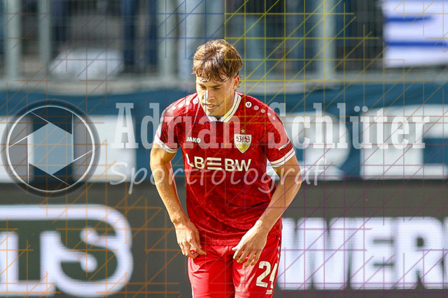 MSV Duisburg vs VfB Stuttgart II - 3. Liga | Duisburg, Deutschland, 02.08.25:   Christopher Olivier (VfB Stuttgart II) schaut waehrend des Spiels der 3. Liga MSV Duisburg vs VfB Stuttgart II in der schauinsland-reisen-arena(Foto von Brauer-Fotoagentur / Adrian Schlueter)