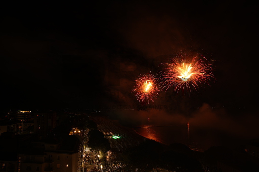Ferragosto Fireworks in Grado, Italy | GRADO, ITALY, 15.AUG.26 - FIREWORKS - Ferragosto fireworks over the Adriatic Sea in Grado, Italy. Colorful fireworks light up the night sky above the beach, coastline and waterfront during the traditional summer celebration. - Realisiert mit Pictrs.com