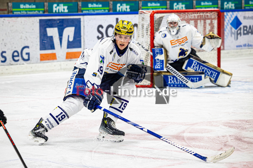 TSV Peißenberg MINERS gegen ESC Riverrats Geretsried | Eishockey Bayernliga Herren Vorrunde 2024/25, TSV Peißenberg MINERS gegen ESC Riverrats Geretsried, 20241122,Kilian MÜHLPOINTNER (River Rats 19) in Aktion,2024-11-22 in Peißenberg (Eisstadion Peißenberg)Kilian MÜHLPOINTNER (River Rats 19)Copyright: WolfgangxLindner