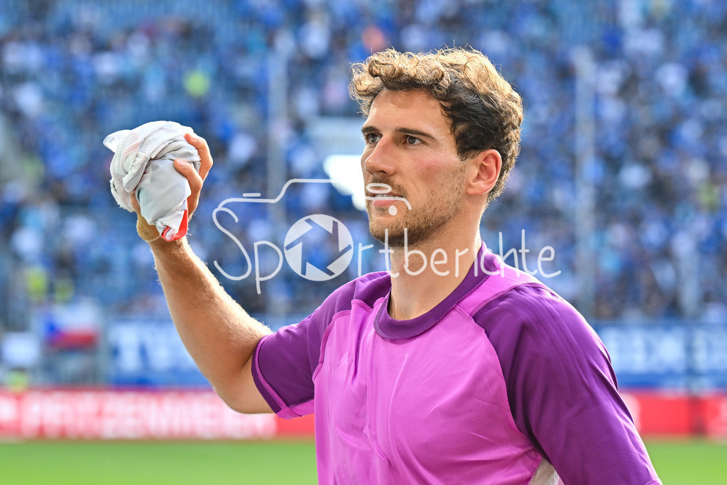 TSG 1899 Hoffenheim - FC Bayern München | Die Spieler der Bayern feiern nach dem Sieg in Hoffenheim mit ihren Fans, Leon GORETZKA (FC Bayern Muenchen 8) / Einzelfoto / Freisteller / Bundesliga: TSG 1899 Hoffenheim - FC Bayern München; PreZero-Arena am 20.09.2025 / DFL REGULATIONS PROHIBIT ANY USE OF PHOTOGRAPHS AS IMAGE SEQUENCES AND/OR QUASI-VIDEO