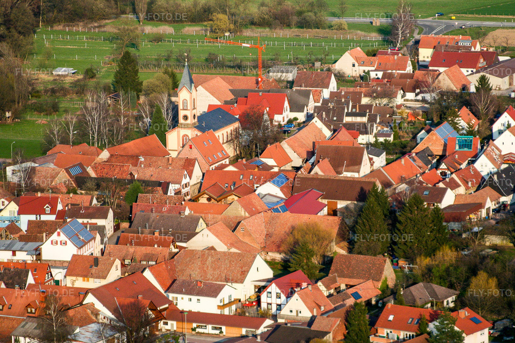 Luftbild: Kirchengebäude im Dorfkern im Ortsteil Ingenheim in Billigheim-Ingenheim im Bundesland Rheinland-Pfalz in Deutschland. Foto: IMG_1407.jpg vom 07.04.2006 durch Werner Riehm/FLY-FOTO.de