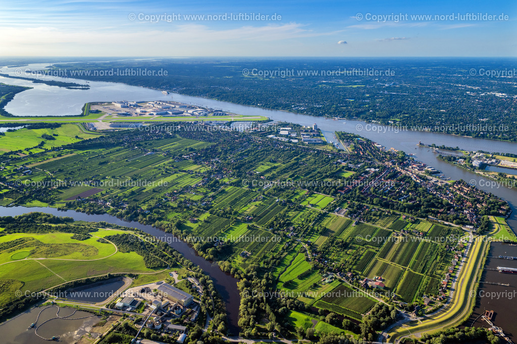 Hamburg_Finkenwerder_ELS_1541210823 | HAMBURG 21.08.2023 Ortsansicht der Straßen und Häuser der Wohngebiete des Stadtteils Finkenwerder am Ufer der Fluss- verlaufs der Elbe in Hamburg. // Town View of the streets and houses of the residential areas in the city district Finkenwerder by the river- side of Elbe in Hamburg in Germany. Foto: Martin Elsen