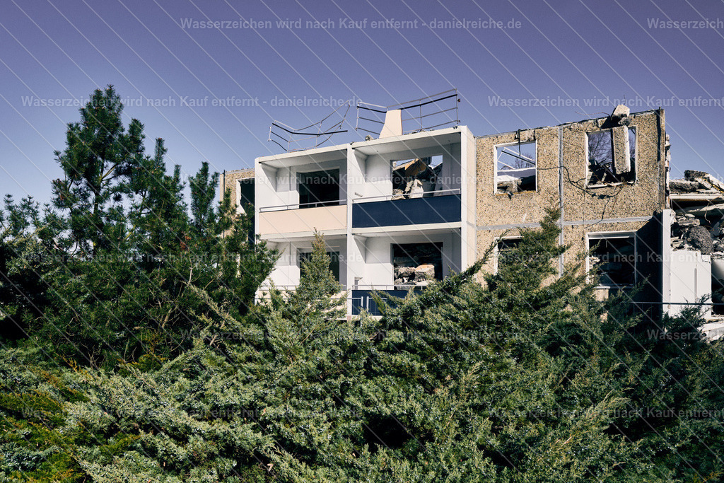 Abriss des Wohnblocks Ratzener Straße 25–29im Wohnkomplex VIII in Hoyerswerda am 25. Februar 2026 | Abriss des Wohnblocks Ratzener Straße 25–29im Wohnkomplex VIII in Hoyerswerda am 25. Februar 2026 - Realisiert mit Pictrs.com