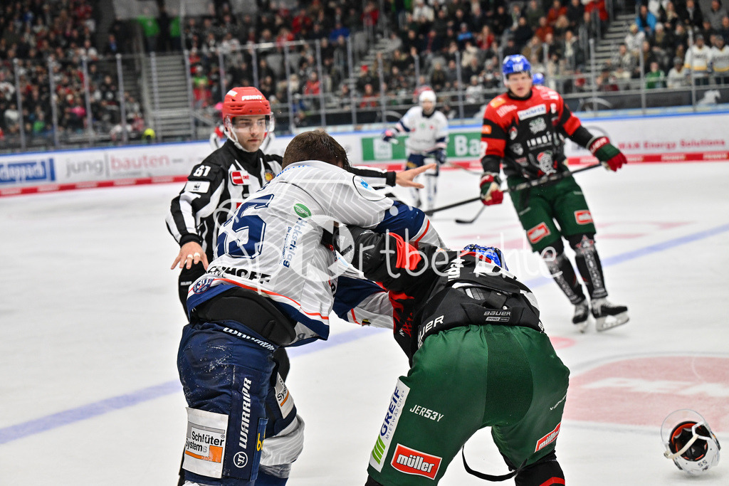Augsburger Panther - Iserlohn Roosters | Kampf zwischen Johannes HUSS (Iserlohn Roosters 55) und Florian ELIAS (Augsburger Panther #67) / Faustkampf / fliegende Faeuste / Fight / DEL: Augsburger Panther - Iserlohn Roosters, Curt Frenzel Stadion am 17.11.2024