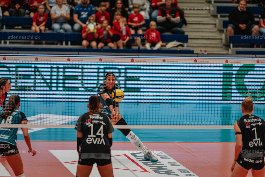 Dresdner SC - Binder Blaubären TSV Flacht, DEKRA 1. Bundesliga Frauen, Volleyball | Im Bild: Ballannahme durch Mackenzie Foley (23, Dresdner SC)24.10.2026, Dresdner SC -  Binder Blaubären TSV Flacht, DEKRA 1. Bundesliga Frauen, Volleyball, Deutschland, Dresden, Cyberport Arena