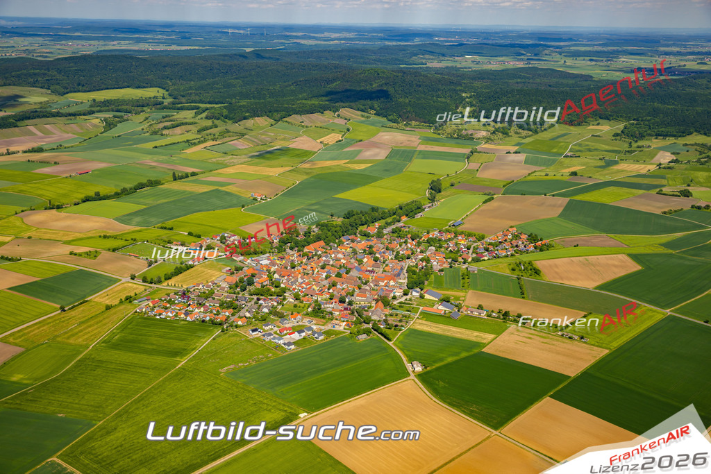 Aktuelles Luftbild von  Weigenheim - Die Luftaufnahme wurde 2022 mittels UL-Flugzeug erstellt ( keine Drohne ) - hochauflösende Kamera-Systeme von  Canon -Beste Qualität - Für grossformatige Ausdrucke geeignet. Die Geschenkidee !