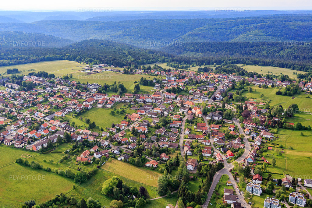 Luftbild: Ortsansicht im Nordschwarzwald in Dobel im Bundesland Baden-Württemberg in Deutschland. Foto: IMG_079750.jpg vom 31.05.2015 durch Werner Riehm/FLY-FOTO.de