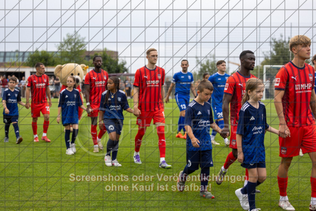 20250706_153210_0661 | #,TSG Salach (blau) vs. 1.FC Heidenheim (rot), Fußball, Freundschaftsspiel - WfV, Saison 2025/2026, Rasensportplatz, Staufenecker Str. 41, 73084 Salach, 06.07.2025 - 15:30 Uhr,Foto: PhotoPeet-Sportfotografie/Peter Harich