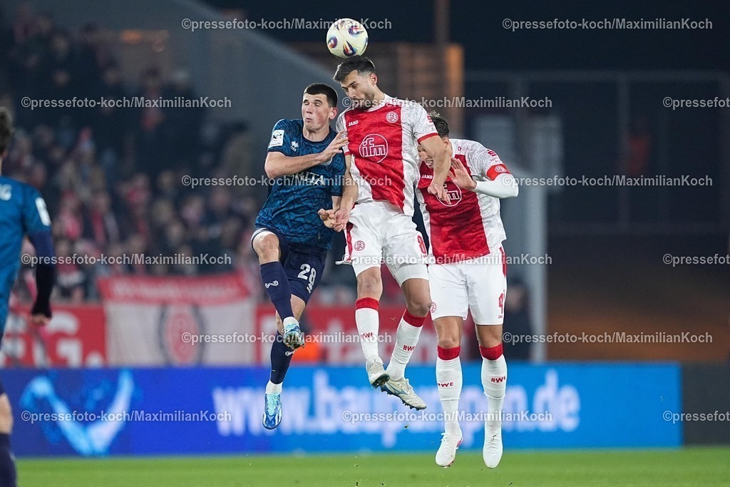 xYDRx01022601021 | 01.02.2026, xydrx, Fußball, 3.Liga, Rot-Weiss Essen - SV Wehen Wiesbaden, Saison 2025 2026, Stadion an der Hafenstraße: Moritz Flotho (SV Wehen Wiesbaden #28) im Zweikampf gegen Klaus Gjasula (Rot-Weiss Essen #8) und Michael Schultz (Rot-Weiss Essen #4)   DFB regulations prohibit any use of photographs as image sequences and or quasi-video. Photo: xYannisxDreimannxPressefotoKochx