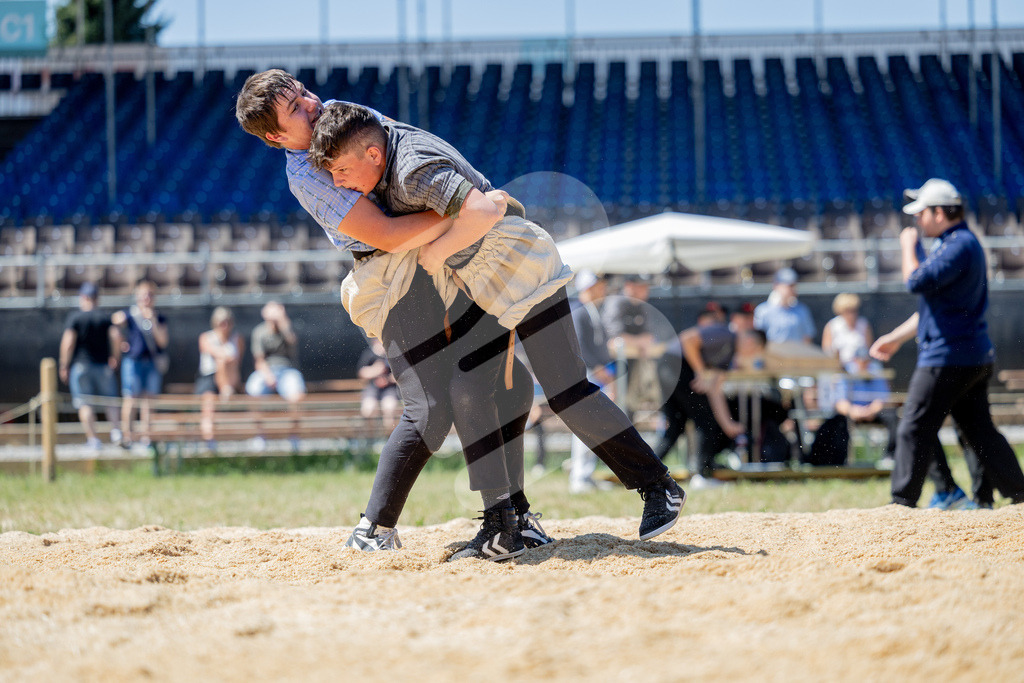 SchwyzerJung2026_00086 | Die Schwinger des Schwyzer Kantonalen Schwingerverbandes: Fotos, die Dynamik und Leidenschaft festhalten, sowie emotionale Momente aus dem traditionellen Schwingsport zeigen. - Realisiert mit Pictrs.com