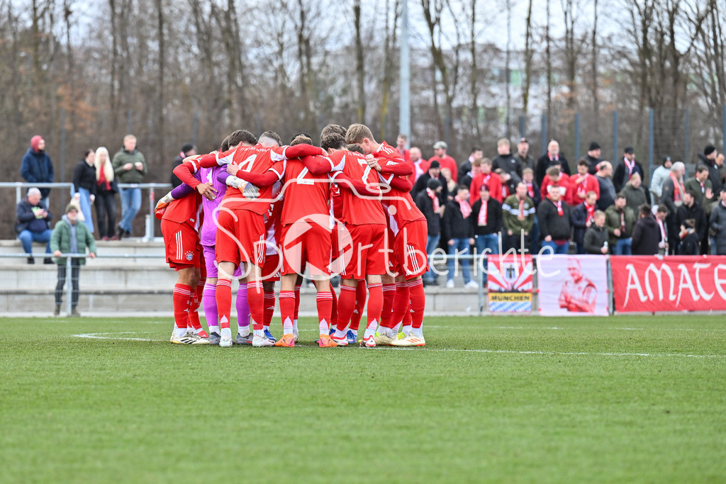 FC Bayern Amateure - Stuttgarter Kickers | MUNICH, GERMANY - 07. FEBRUARY: das Team der Bayern motiviert sich nochmal vor dem Testspiel zwischen den Amateuren des FC Bayern und den Stuttgarter Kickers am FC Bayern Campus