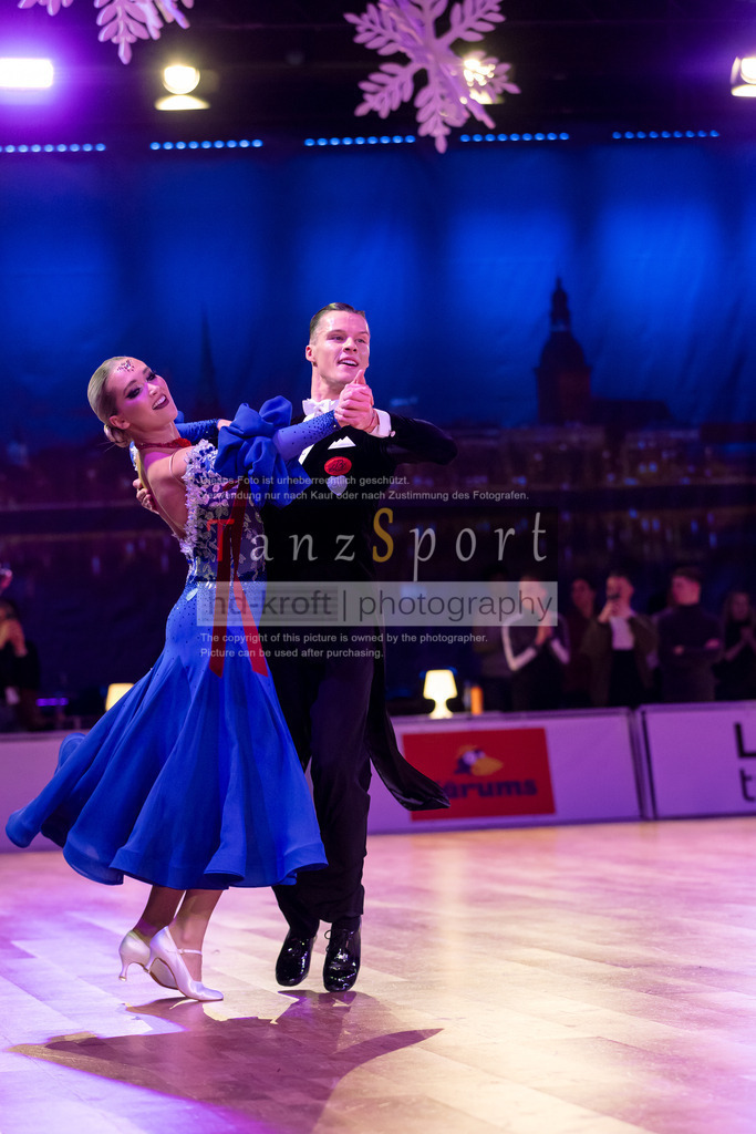 20241215_WDSF_Int_Open_Std-Riga-9896 | Tanzsportbilder, Standardtanz, Lateintanz, WDSF, DTV, LTVB, dancecomp, goc, hessen tanzt, blaues band der spree, walzer, tango, wiener walzer, slowfox, quickstepp, samba, rumba, cha-cha-cha, paso doble. jive, hd-kroft photography, turniertanzsport
