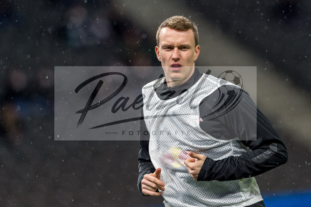 BSCRBL20220220_192 | Fussball, Herren: Lukas Klostermann (RB Leipzig) schaut bei dem Spiel der 1. Bundesliga zwischen Hertha BSC und RB Leipzig im Olypiastadion am 20.02.2022 in Berlin, Deutschland.DFB / DFL REGULATIONS PROHIBIT ANY USE OF PHOTOGRAPHS AS IMAGE SEQUENCES AND/OR QUASI-VIDEO. - Realisiert mit Pictrs.com