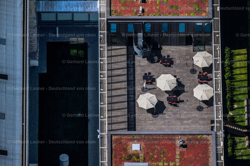 4035780 | BRAUNSCHWEIG 31.07.2020 Gebäude des Einkaufszentrum Schloss-Arkaden Braunschweig am Ritterbrunnen in der Altstadt in Braunschweig im Bundesland Niedersachsen. Weiterführende Informationen bei: ECE Projektmanagement G.m.b.H &amp; Co. KG,  GEZE GmbH,  HOCHTIEF Aktiengesellschaft AG,  alsecco GmbH,  gs-Shopping Center Consulting + Design Dipl.Des. (FH) Gisela Simon. // Building of the shopping center Schloss-Arkaden Braunschweig am Ritterbrunnen in der Altstadt in Braunschweig in the state Lower Saxony. Further information at: ECE Projektmanagement G.m.b.H &amp; Co. KG,  GEZE GmbH,  HOCHTIEF Aktiengesellschaft AG,  alsecco GmbH,  gs-Shopping Center Consulting + Design Dipl.Des. (FH) Gisela Simon. Foto: Gerhard Launer