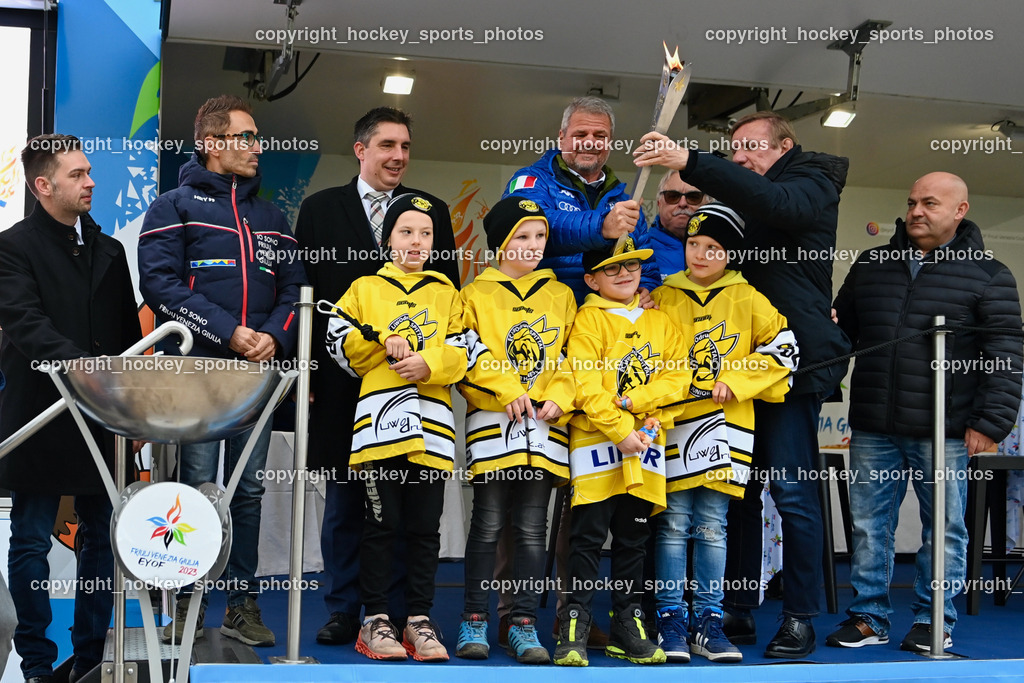 European Youth Olympic Festival EYOF 2023 Pressekonferenz | Gemeinderat Spittal an der Drau Roland Staudacher, Stefano Mazzolini,  Stadtrat Spittal an der Drau Christoph Staudacher, Bürgermeister Spittal an der Drau Gerhard Köfer, Giorgio Brandolin, Gemeinderat Spittal an der Drau Marco Brandner, Jugendspieler EC Hornets Spittal, Olympisches Feuer