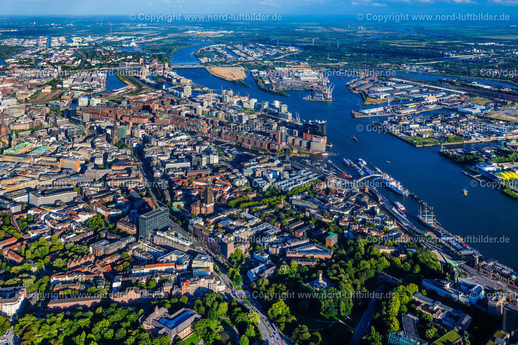 Hamburg_Mitte_ELS_2845090823 | HAMBURG 20.08.2023 Stadtzentrum im Innenstadtbereich am Ufer der Alster im Ortsteil Altstadt in Hamburg, Deutschland. // The city center in the downtown area on lake side of Alster in the district Altstadt in Hamburg, Germany. Foto: Martin Elsen