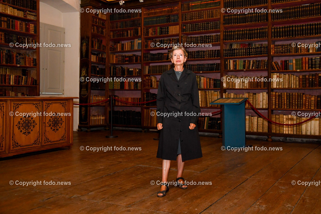 Stift Lambach_ Bibliothek_ 25.08.2022-10 | 25.08.2022, Lambach, AUT, Stift Lambach, Bibliothek, im Bild Christine Maria Grafinger (Bibliothekarin und Historikerin)