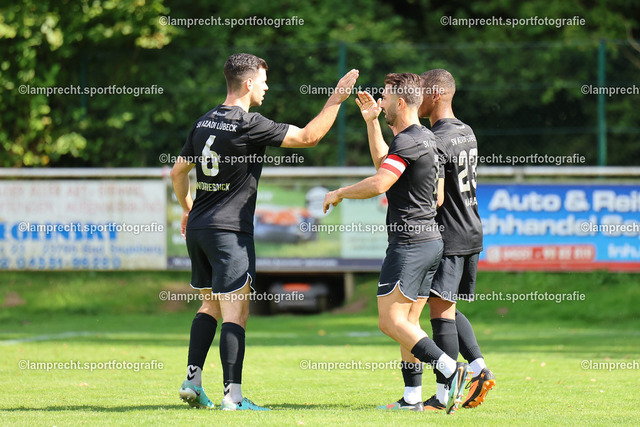 Fußball I Herren I Saison 2025-2026 I Verbandsliga Süd I 7. Spieltag I SV Schackendorf - SV Azadi Lübeck I 06.09.2025.090 | v.l. Marvin Worreschck (6, SV Azadi Lübeck), Azad Meran (7, SV Azadi Lübeck), Sahid Wahab (23, SV Azadi Lübeck) - Realisiert mit Pictrs.com