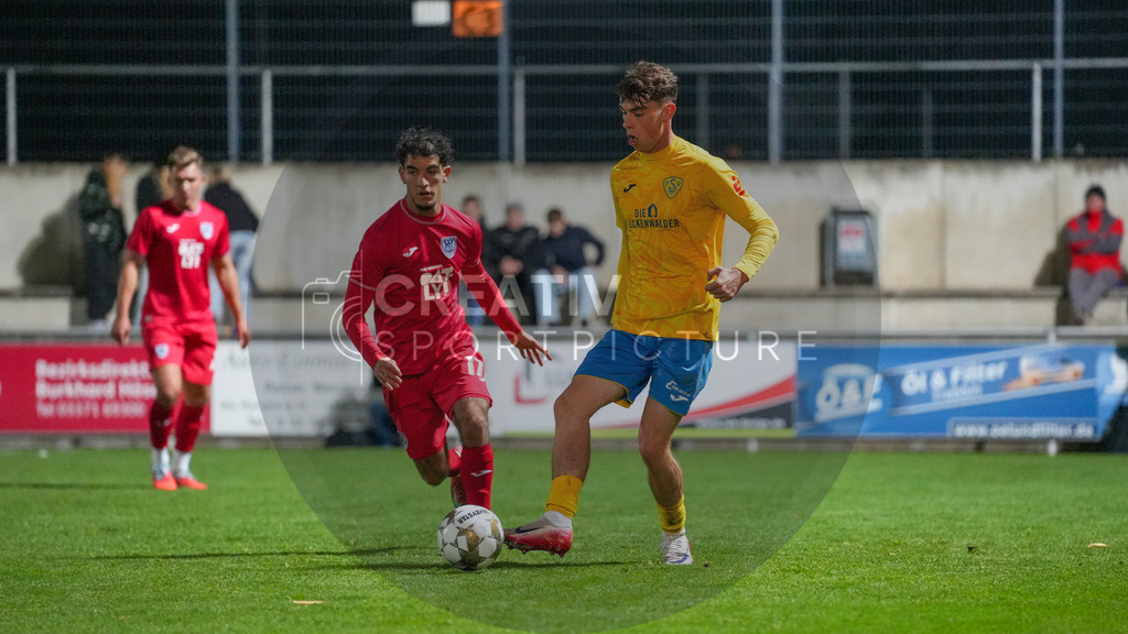 Fußball, Herren, Saison 2025/2026, Regionalliga Nordost, 13. Spieltag, FSV 63 Luckenwalde vs. SV Babelsberg 03, Freitag 24.10.2025, Werner-Seelenbinder-Stadion Luckenwalde, | Fußball, Herren, Saison 2025/2026, Regionalliga Nordost, 13. Spieltag, FSV 63 Luckenwalde vs. SV Babelsberg 03, Freitag 24.10.2025, Werner-Seelenbinder-Stadion Luckenwalde, Im Bild: George Didoss (l. Babelsberg) und Tim Maciejewski (r. Luckenwalde) - Realisiert mit Pictrs.com