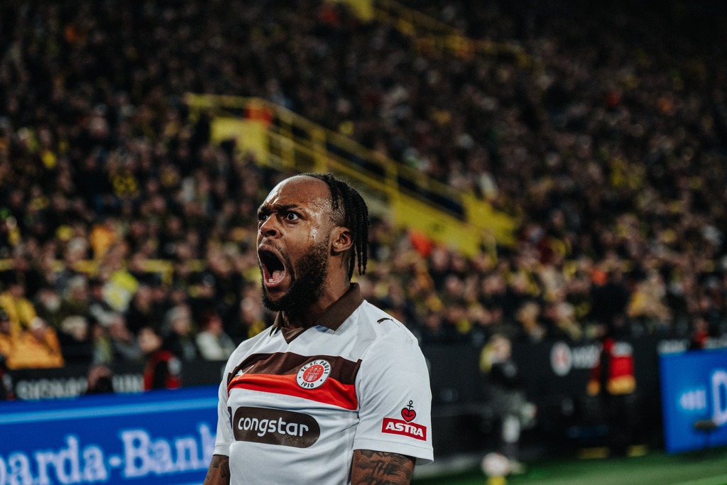 FCS08560 | Der offizielle Shop für FC St. Pauli Fotos. Wähle aus Spielszenen & Fanmomenten dein FCSP Wunschformat. Wir liefern Millerntor-Atmosphäre.