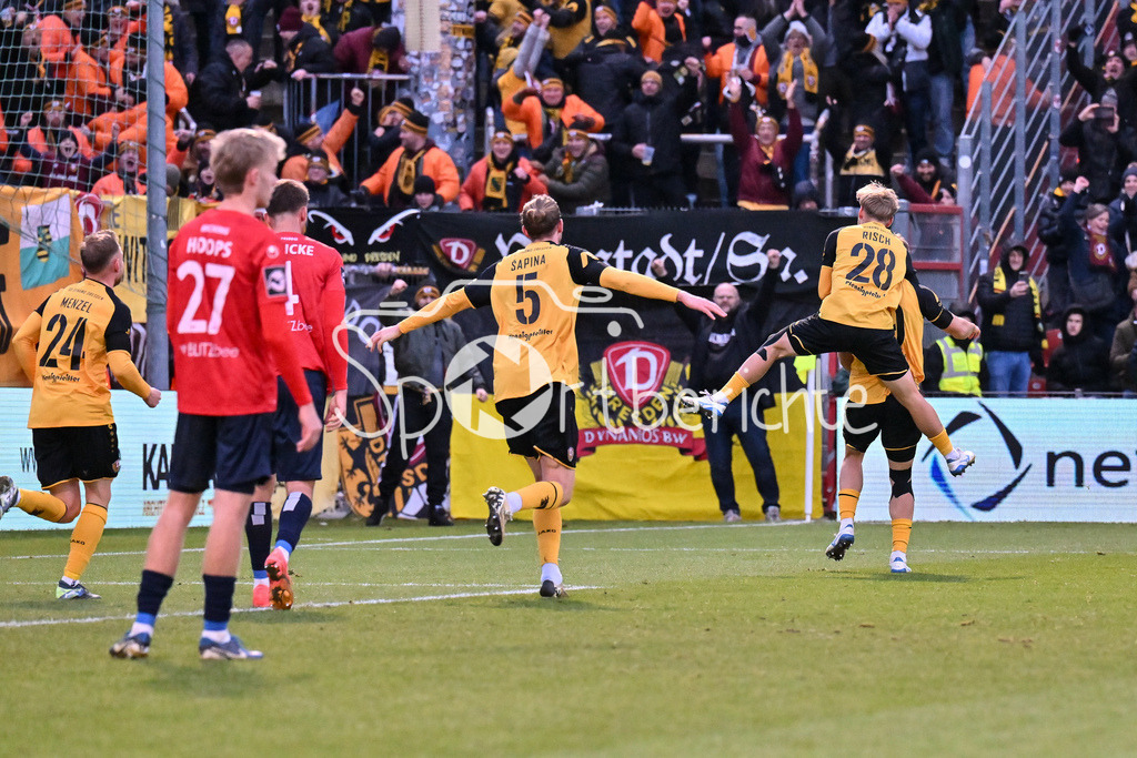 SpVgg Unterhaching - Dynamo Dresden | Jubel der Gaeste nach dem Treffer zum 0-2 durch David KABATTA (Dynamo Dresden 39) / Tor / Torschuetze / Freude / happy / 3. Liga: SpVgg Unterhaching - Dynamo Dresden, Uhlsportpark am 21.12.2024